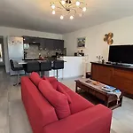 Entire Ground Floor In Beautiful Σπίτι διακοπών *