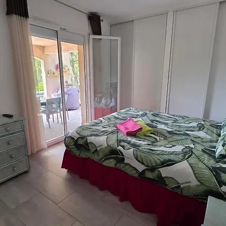 Entire Ground Floor In Beautiful Prázdninový dům *