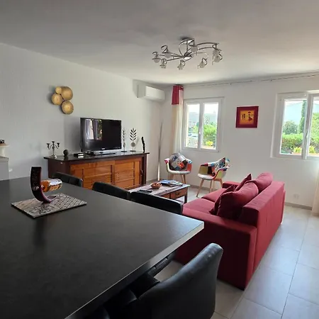 Entire Ground Floor In Beautiful Prázdninový dům *