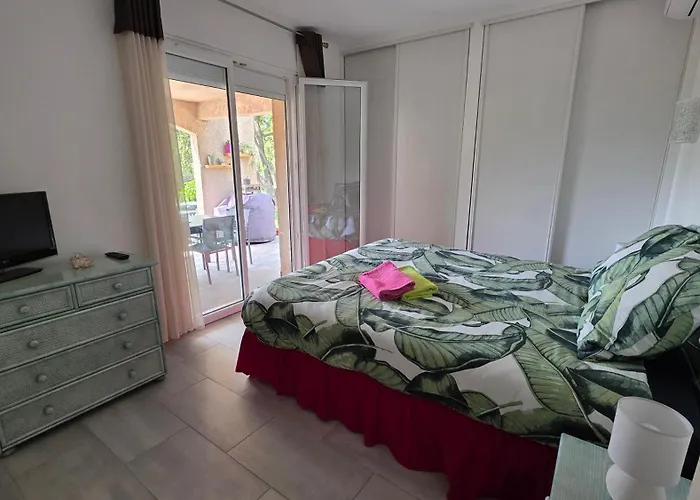 Entire Ground Floor In Beautiful Prázdninový dům *