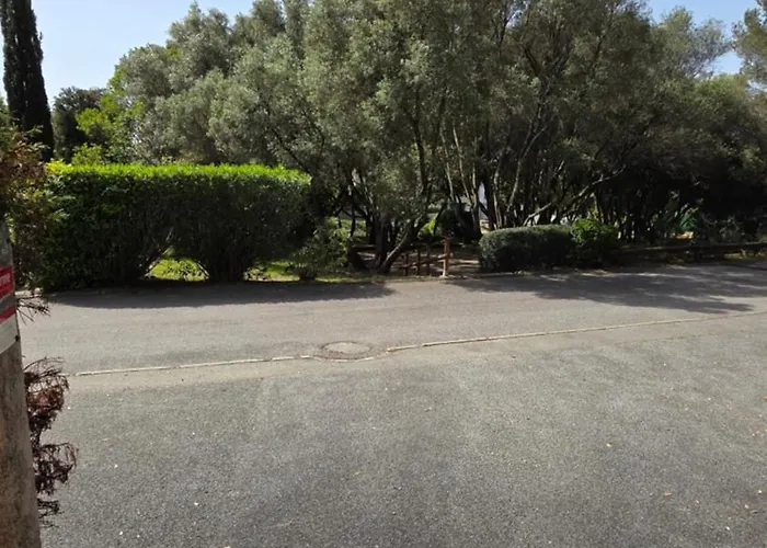 Entire Ground Floor In Beautiful Prázdninový dům