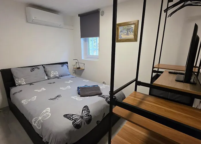 Entire Ground Floor In Beautiful Prázdninový dům