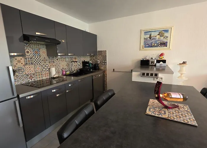 Entire Ground Floor In Beautiful Prázdninový dům *