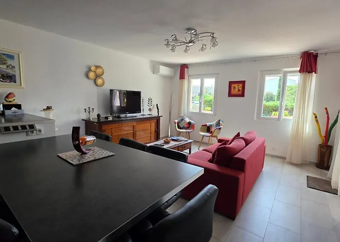 Entire Ground Floor In Beautiful Prázdninový dům *