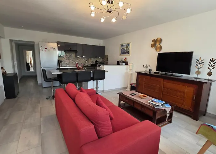 Entire Ground Floor In Beautiful Prázdninový dům *