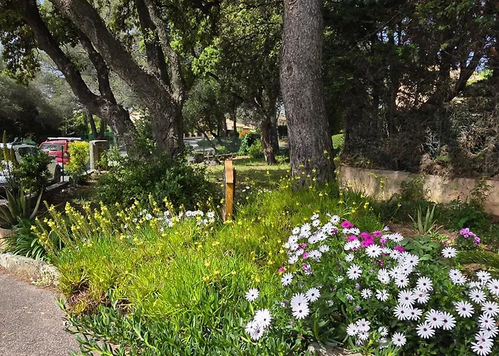 Entire Ground Floor In Beautiful Prázdninový dům