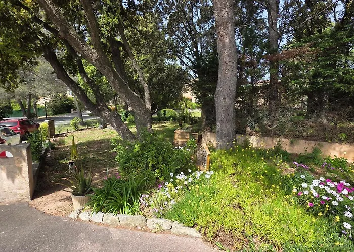 Entire Ground Floor In Beautiful Prázdninový dům